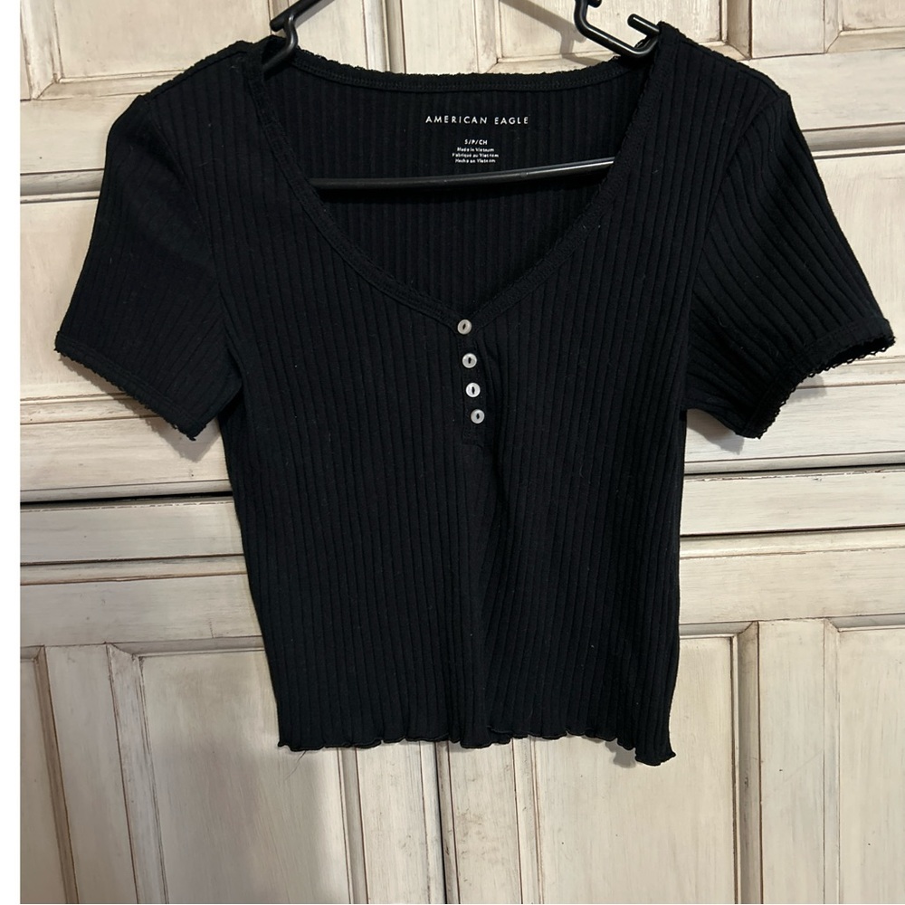 American Eagle. Black cropped short sleeve with buttons